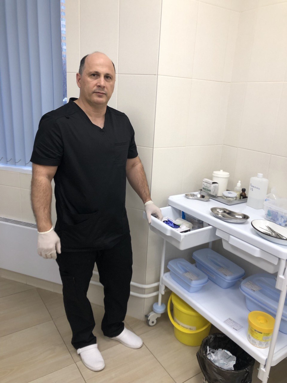 Степанян Эрнест Эдуардович рядом с медицинским оборудованием